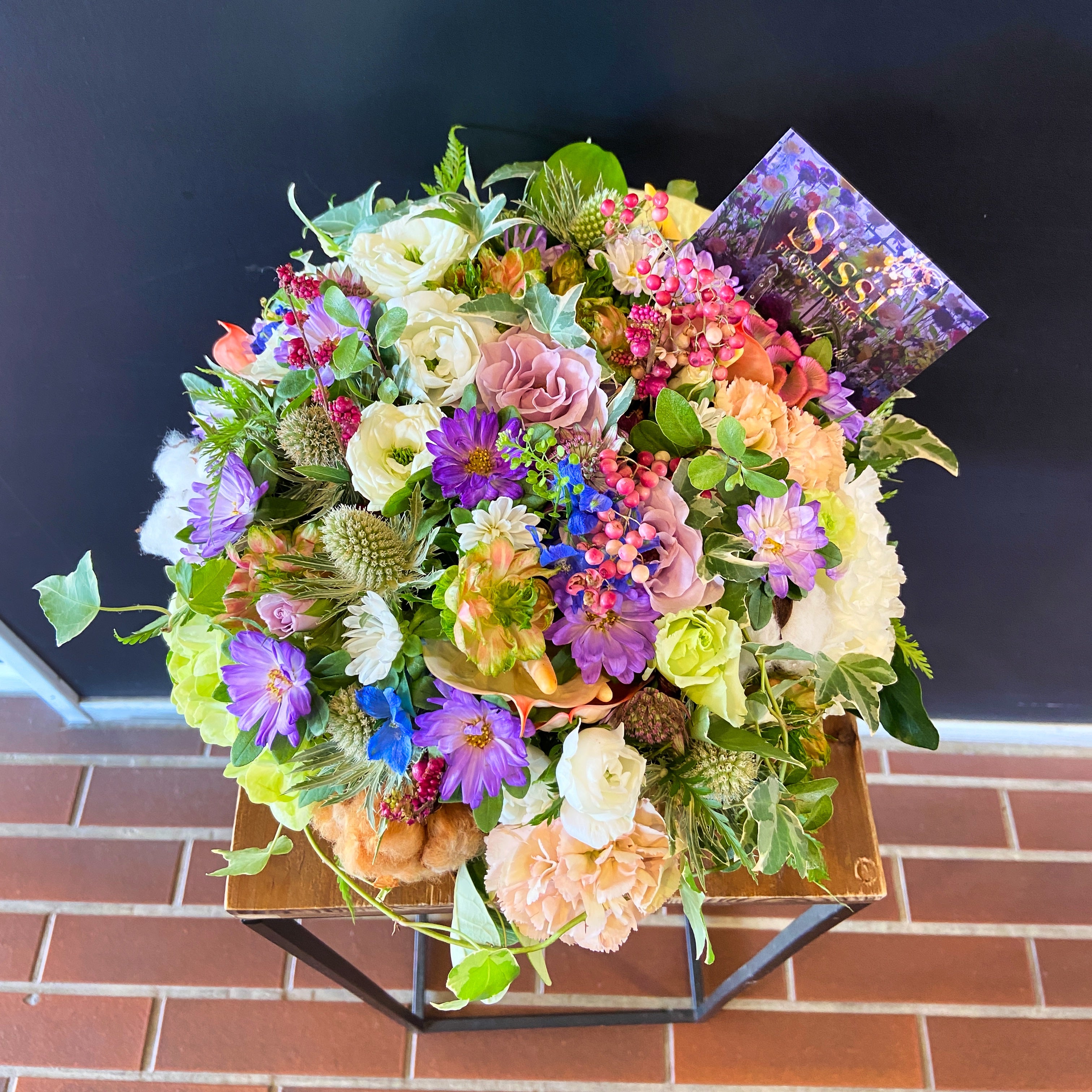 ラウンドアレンジメントM｜誕生日・開店祝いの花 – Sissi Flower Design JP