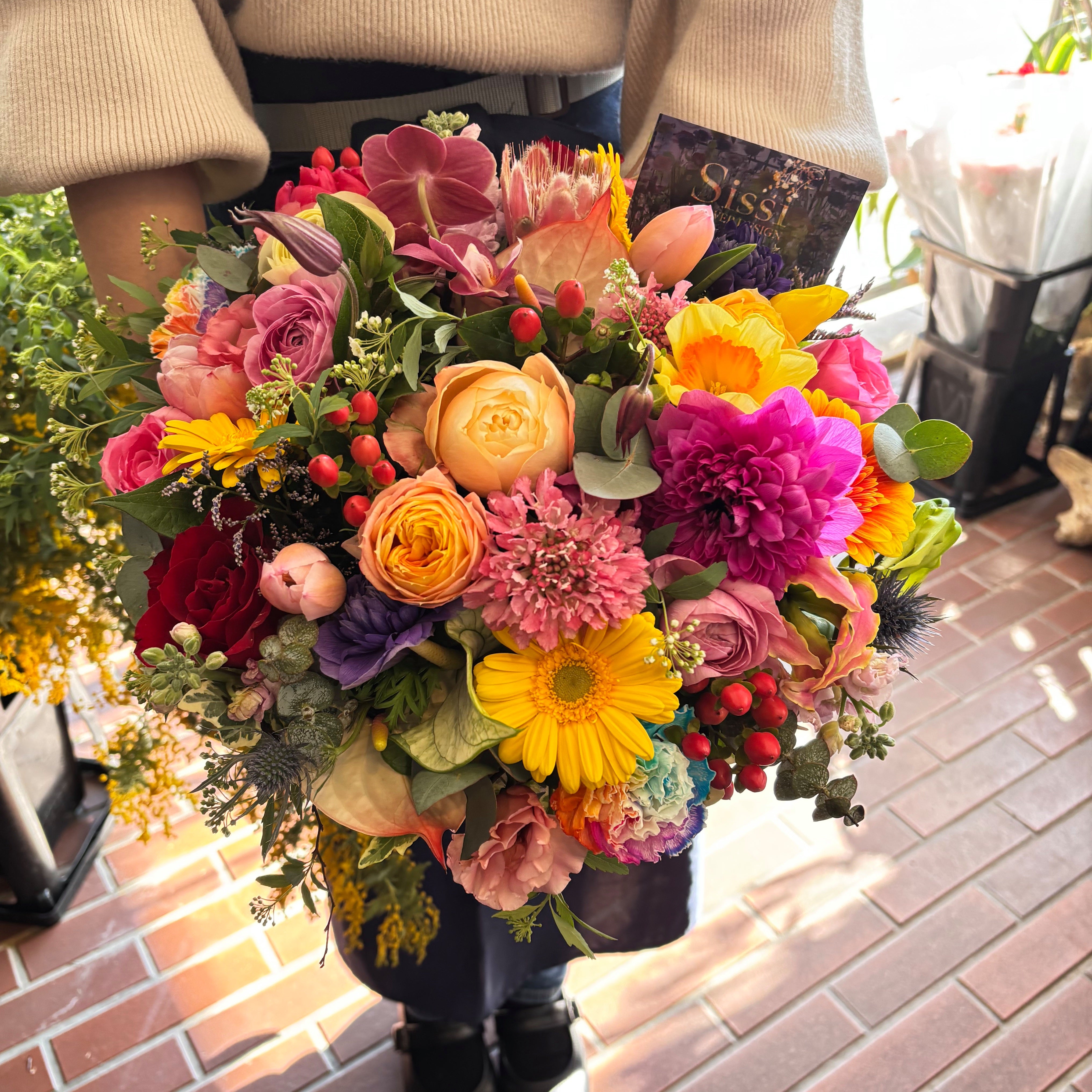 ラウンドアレンジメントM｜誕生日・開店祝いの花 – Sissi Flower Design JP