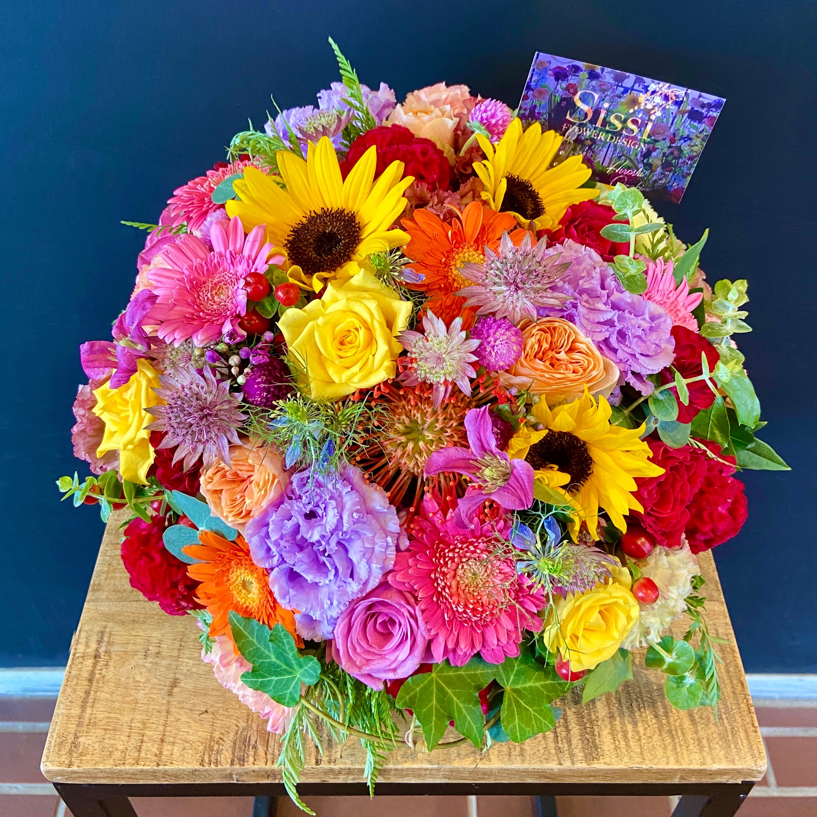 ラウンドアレンジメントM｜誕生日・開店祝いの花 – Sissi Flower Design JP