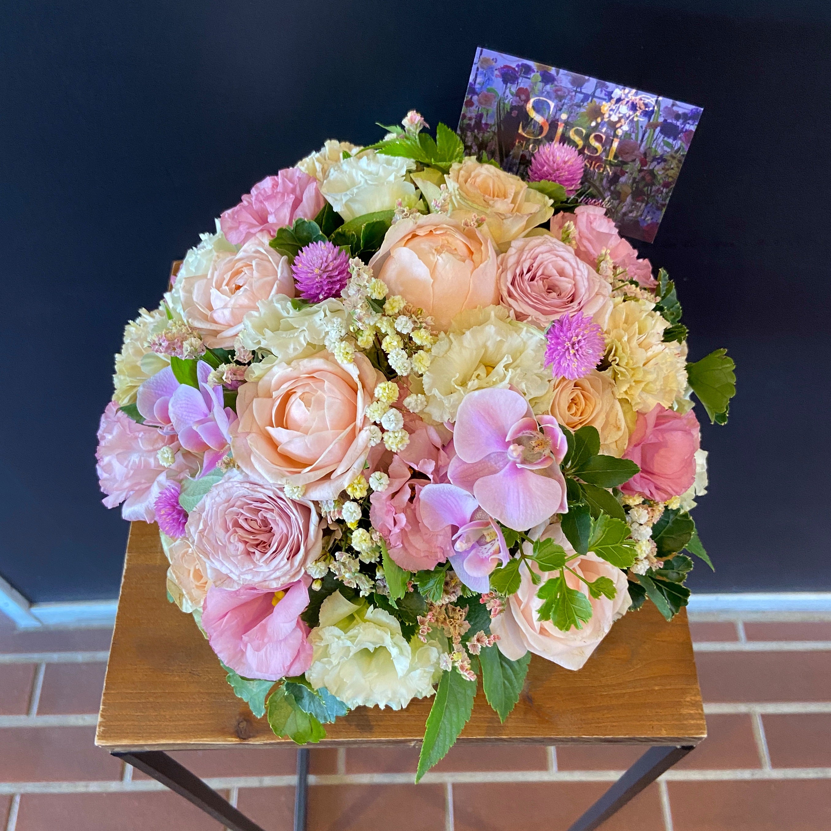 ラウンドアレンジメントM｜誕生日・開店祝いの花 – Sissi Flower Design JP