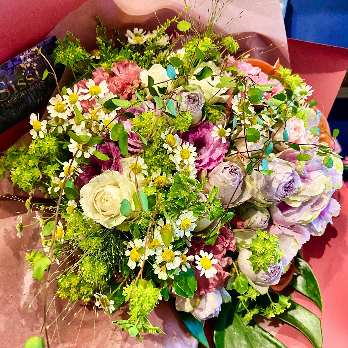 Sissi Flower Design JPのLサイズおまかせブーケ。淡い紫や白のバラと小花を組み合わせたボリューム感のある華やかな花束