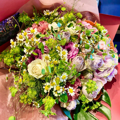 Sissi Flower Design JPのLサイズおまかせブーケ。淡い紫や白のバラと小花を組み合わせたボリューム感のある華やかな花束