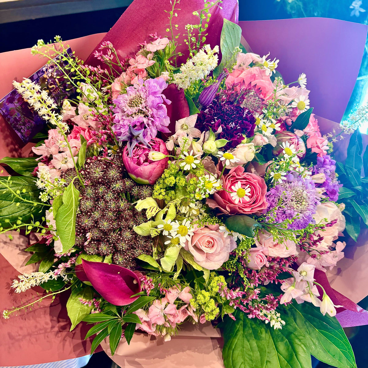 Sissi Flower Design JPのピンクや紫の花々を贅沢に束ねたボリューム感のあるLサイズのおまかせブーケ
